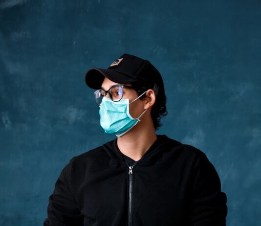 감기를 피하는 겨울철 건강관리 비법 woman in black jacket holding white cup