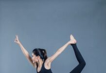 스트레스 해소와 체력 증진을 동시에 woman in black tank top and black pants raising her hands