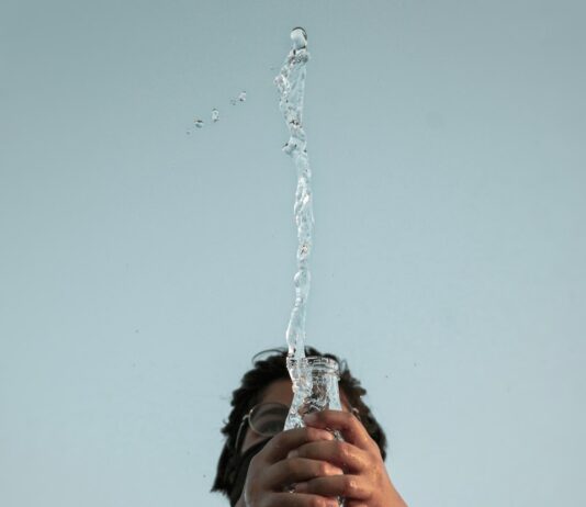 늦은 밤 야식을 최소화하는 팁 man in black and white crew neck t-shirt holding water fountain