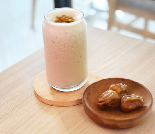 간헐적 단식을 하면 혈당 조절에 안 좋은가? a glass of milk and some food on a table