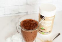 단백질 쉐이크에 모든 것 white ceramic mug with coffee