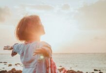 행복한 삶이란 무엇인가? woman spreading her arms