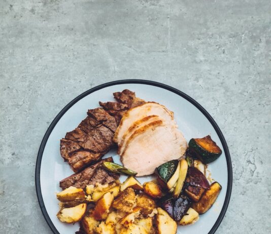 폭식을 막는 실용적인 팁 sliced bread on blue and white ceramic plate
