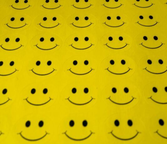 긍정적 사고로 정신적 회복 yellow and black heart print textile