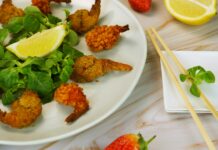 체중감량을 위한 저탄수화물 식단 a white plate topped with shrimp and greens