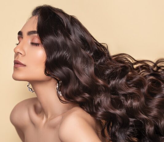 헤어 자신감 업! 헤어 관리를 위한 10가지 팁 topless woman with eyes closed