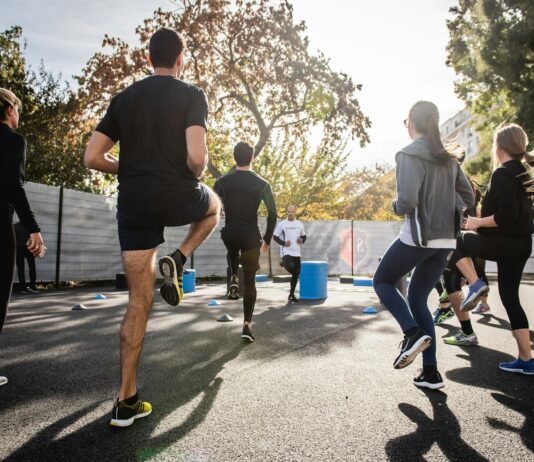 최근 트렌드를 반영한 실용적인 건강 팁 man in black t-shirt and black shorts running on road during daytime