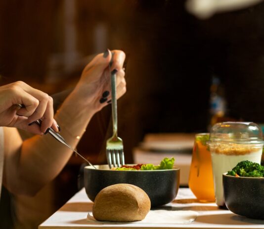 건강한 다이어트 어떻게 시작할 수 있을까? person holding silver fork and knife