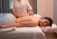 대체요법, 현대인의 건강 관리에 새로운 선택지 되다 woman massaged