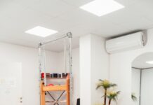 필라테스, 건강한 몸과 마음을 만드는 현대인의 운동 트렌드 a gym with a treadmill and exercise equipment