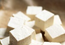 건강의 기초, 근육: 근육이 우리 몸에 미치는 영향과 관리 방법 A pile of tofu cubes sitting on top of a cutting board