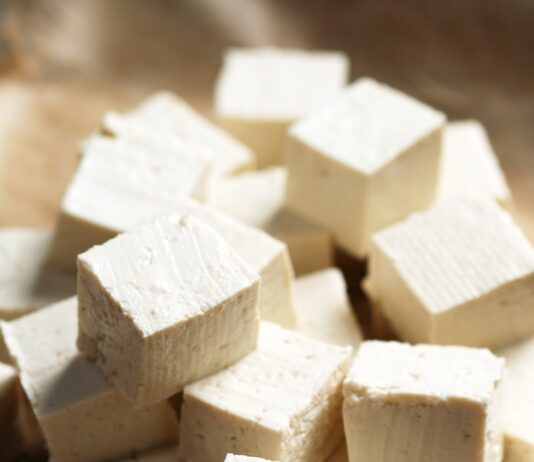 건강의 기초, 근육: 근육이 우리 몸에 미치는 영향과 관리 방법 A pile of tofu cubes sitting on top of a cutting board