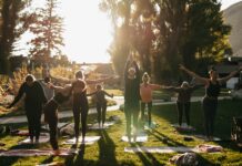 정신건강, 몸만큼 중요한 마음의 건강 돌보기 a group of people doing yoga in a park