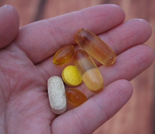 맞춤형 영양제, 나만의 건강 루틴으로… 보충제 섭취도 ‘균형’이 핵심 person holding medication pills