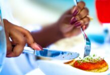 숟가락 하나로 달라지는 건강, ‘마인드풀 이팅’ 실천법 주목 person eating food