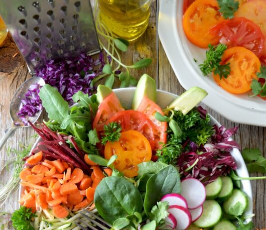 ‘나에게 딱 맞는 식단’, 한국인의 건강한 생활습관에서 답을 찾다 close-up photo of vegetable salad