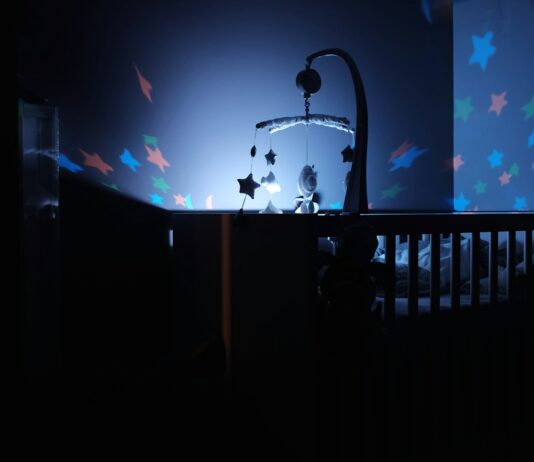 깊어진 ‘수면 건강’ 관심…한국인의 똑똑한 숙면 루틴은? baby's black wooden crib with LED crib mobile