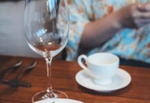 건강을 위한 ‘소식(小食)’ 실천, 일상에서 쉽게 시작하는 방법 Gourmet appetizers and soup served on a wooden table.