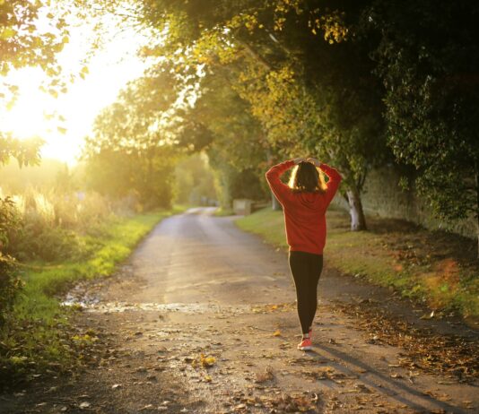 변화하는 웰니스 문화, 내 삶에 스며드는 건강한 습관들 woman walking on pathway during daytime