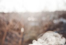 만성피로, 현대인의 숨은 적… 생활습관 바꿔 활력 찾기 person holding white ceramic cup with hot coffee