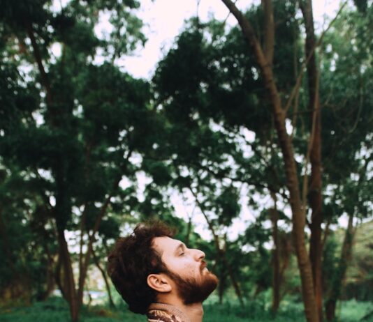 지치지 않는 일상, 만성피로에서 벗어나는 생활 습관 만들기 man standing near tree