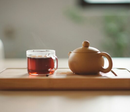 일상 속 대체요법, 건강한 습관으로 자리잡다 clear glass cup with tea near brown ceramic teapot