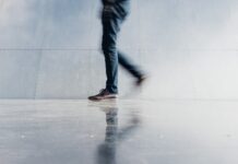 짧고 굵게! 요즘 뜨는 ‘마이크로 운동’, 바쁜 직장인들도 쉽게 실천 person wearing blue denim jeans beside gray wall
