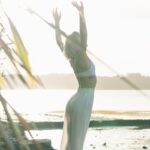 몸과 마음을 챙기는 ‘웰니스 문화’, 우리의 일상 속으로 woman standing near body of water