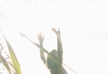 몸과 마음을 챙기는 ‘웰니스 문화’, 우리의 일상 속으로 woman standing near body of water