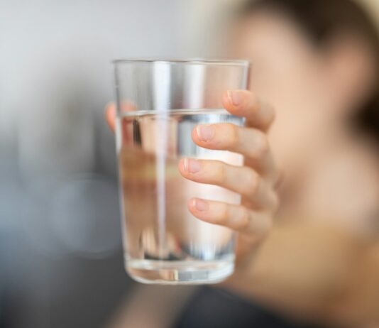 마시는 물에 한 번 더 신경쓰기, 일상의 건강 지키는 첫걸음 person holding clear drinking glass
