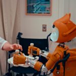 AI 건강 관리, 내 손안의 맞춤 주치의로 일상 변화 Man gives robot bottles on a tray