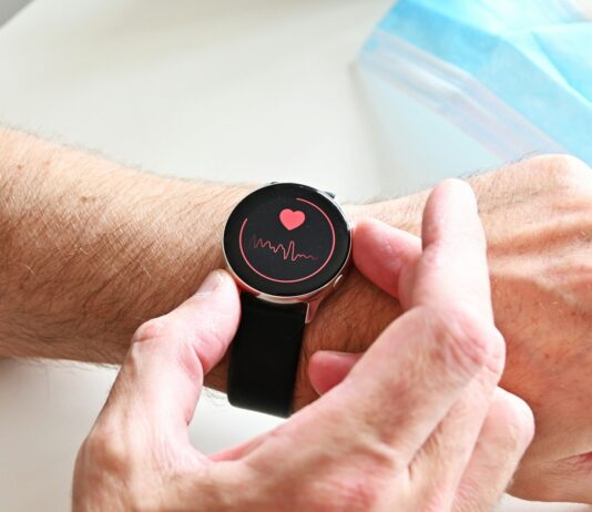 웨어러블 데이터, 건강 관리의 든든한 동반자 A person checking a heart rate monitor on a smartwatch on their wrist